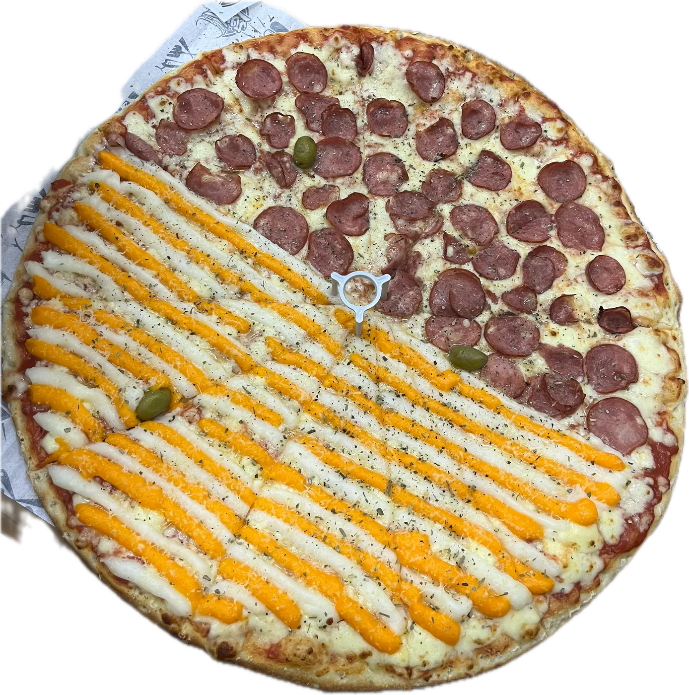 Pizza meio a meio de calabresa e frango com cheddar